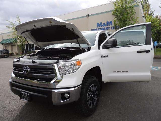 2014 Toyota Tundra SR5 / CrewMax / 4X4 / 5.7L / LEATHER / 1-Owner - Photo 25 - Portland, OR 97217