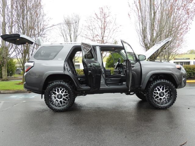 2016 Toyota 4Runner 4WD / V6 / 3RD SEAT / FACTORY WARRANTY / LIFTED !! - Photo 22 - Portland, OR 97217