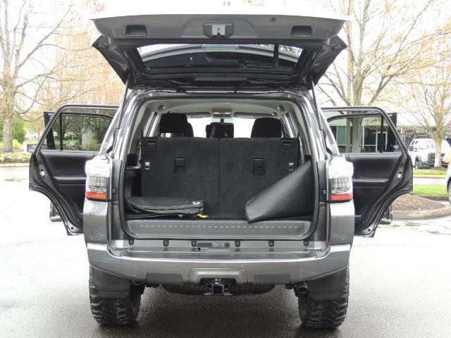 2016 Toyota 4Runner 4WD / V6 / 3RD SEAT / FACTORY WARRANTY / LIFTED !! - Photo 26 - Portland, OR 97217