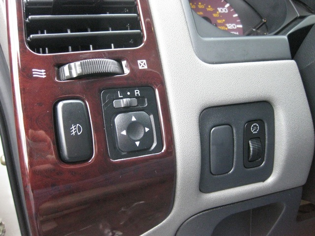 2002 Mitsubishi Montero Limited / 4WD / V6 / 3RD Seat / Leather / Loaded - Photo 36 - Portland, OR 97217