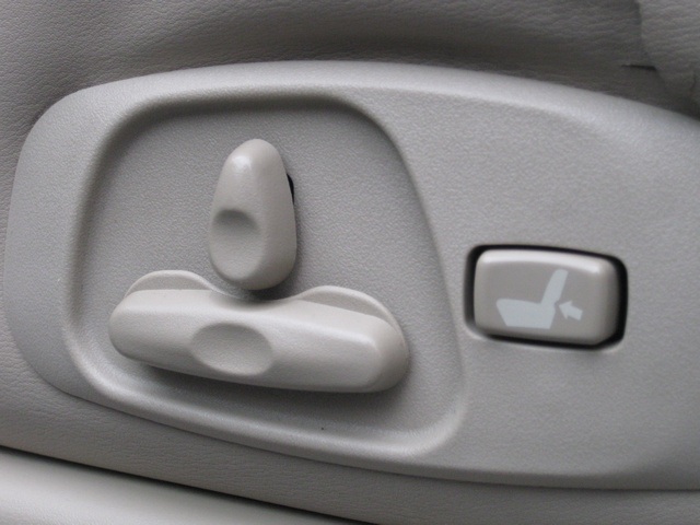 2002 Mitsubishi Montero Limited / 4WD / V6 / 3RD Seat / Leather / Loaded - Photo 20 - Portland, OR 97217