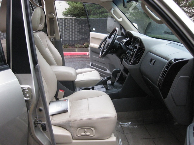 2002 Mitsubishi Montero Limited / 4WD / V6 / 3RD Seat / Leather / Loaded - Photo 22 - Portland, OR 97217