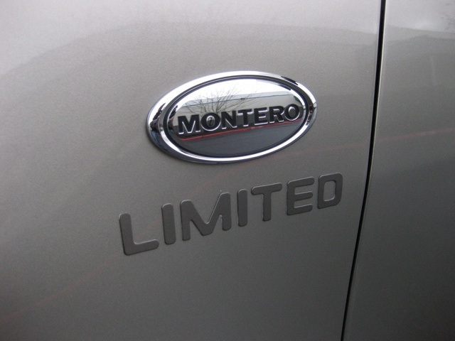 2002 Mitsubishi Montero Limited / 4WD / V6 / 3RD Seat / Leather / Loaded - Photo 47 - Portland, OR 97217