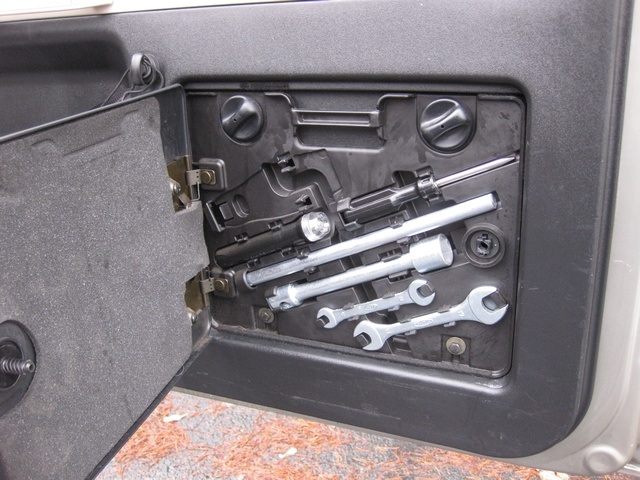 2002 Mitsubishi Montero Limited / 4WD / V6 / 3RD Seat / Leather / Loaded - Photo 30 - Portland, OR 97217