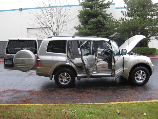 2002 Mitsubishi Montero Limited / 4WD / V6 / 3RD Seat / Leather / Loaded - Photo 12 - Portland, OR 97217