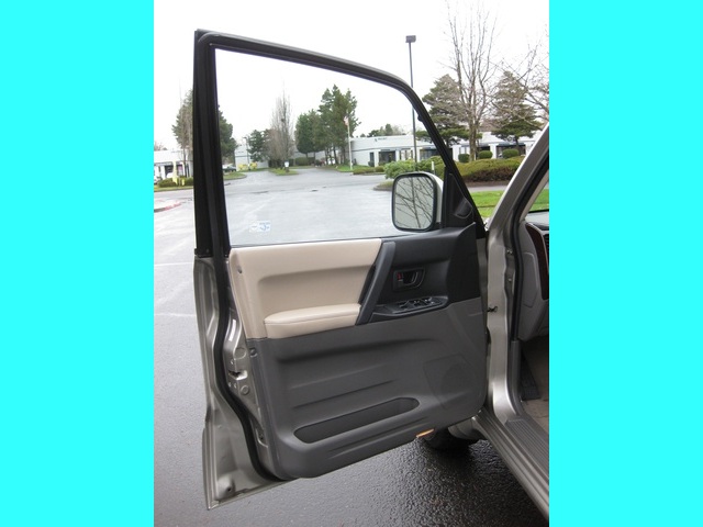 2002 Mitsubishi Montero Limited / 4WD / V6 / 3RD Seat / Leather / Loaded - Photo 18 - Portland, OR 97217