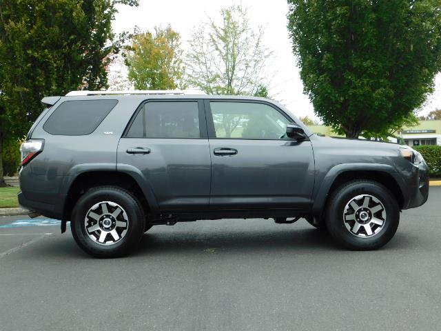 2016 Toyota 4Runner SR5 / 4X4 / Navigation / Back up camera / Execl Co - Photo 4 - Portland, OR 97217
