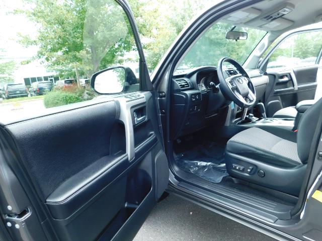 2016 Toyota 4Runner SR5 / 4X4 / Navigation / Back up camera / Execl Co - Photo 13 - Portland, OR 97217