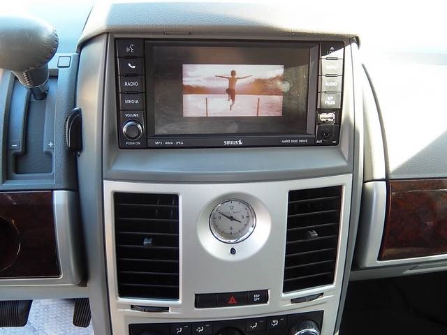 2010 Chrysler town and country touring standard options #4