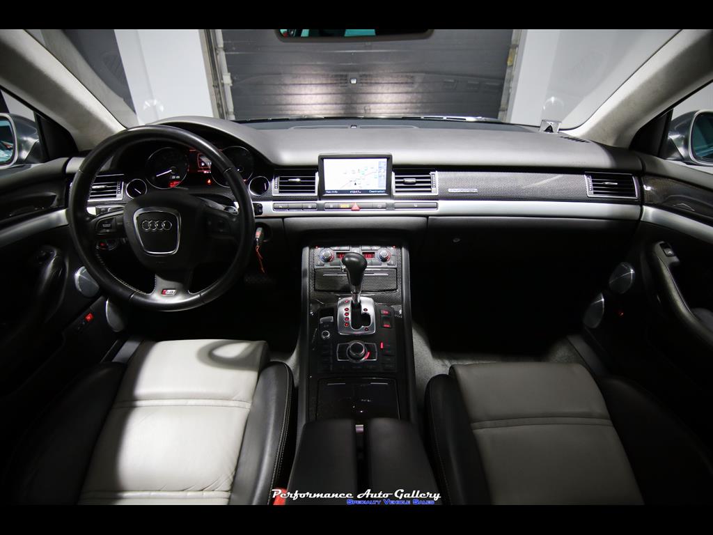 Image 24 of Audi: S8 quattro 5.2L…
